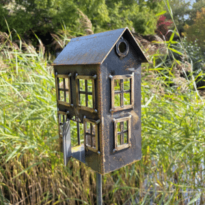 Het vogelpakhuis- voederhuis van cortenstaal