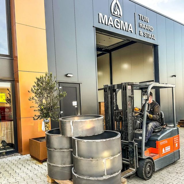 & Staal 💥
De afgelopen weken hebben we verschillende prachtige projecten afgerond 
	🔸Corten Houtopslag: We hebben op maat gemaakte, duurzame houtopslagen gerealiseerd van cortenstaal, die niet alleen praktisch is maar ook een stoere uitstraling geven.
	🔸Corten Plantenbakken in diverse Maten en Vormen: We leveren cortenstaal plantenbakken in allerlei maten en vormen, volledig op maat gemaakt om perfect te passen in elke tuin of buitenruimte. 
	🔸Corten Trap bij een Oud Gemaal: We hebben een unieke cortenstaal trap geplaatst bij een historisch gemaal, waarmee we een industriële en tijdloze sfeer toevoegden aan deze bijzondere locatie.

Benieuwd naar de mogelijkheden? Neem gerust contact met ons op!