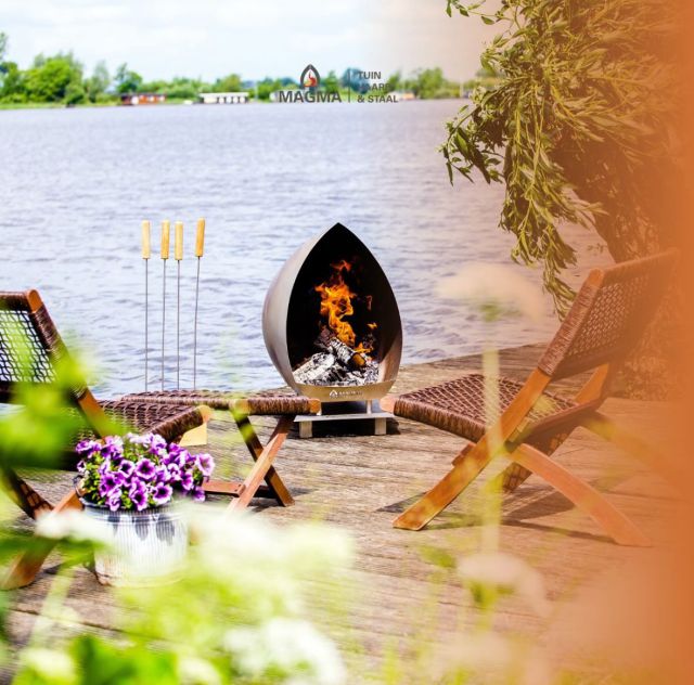 𝐕𝐫𝐚𝐚𝐠 & 𝐀𝐧𝐭𝐰𝐨𝐨𝐫𝐝 🔥

Welke tuinhaard raden wij aan voor jouw tuin?

De grootte van de tuinhaard bepaal je aan de hand van de ruimte die je wilt gaan verwarmen in combinatie met de plek waar je de tuinhaard het meeste wilt gaan gebruiken.

Een ruimte (terras of bijvoorbeeld overkapping) verwarmen kleiner dan 25m2? 👇 
Een standaard formaat voldoet aan deze wensen.

Een ruimte (terras of bijvoorbeeld overkapping) verwarmen groter dan 25m2 verwarmen? 👇 
Dan raden we je de XL variant aan.

We hebben de standaard en XL varianten in drie soorten beschikbaar:
- Cortenstaal 
- RVS
- Zwart gecoat
En hierbij geldt, welke je zelf het mooiste vindt passen bij de rest van tuin is degene die wij ook aanraden om te kopen. Vooralsnog hebben ze allemaal een lange levensduur.

En kun je daarnaast nog kiezen of je een afgewerkte versie wilt of dat je kiest voor een onbewerkte variant de RAW editie. 

Verschil in kwaliteit is er niet, maar het gaat puur om verschil in de looks en daarnaast de prijs.

Bekijk al onze modellen op tuinhaard.com en kijk ook zeker naar de bijpassende accessoires die ervoor de tuinhaard beschikbaar zijn gesteld. Extra leuk om ze helemaal compleet te maken 😍

#MagmaTuinhaard #tuin #accessoire #tuinhaard #rvs #corten #zwartstaal #stralingswarmte #warmte #buitenhaard #gezelligheid #veiligheid #vraagenantwoord