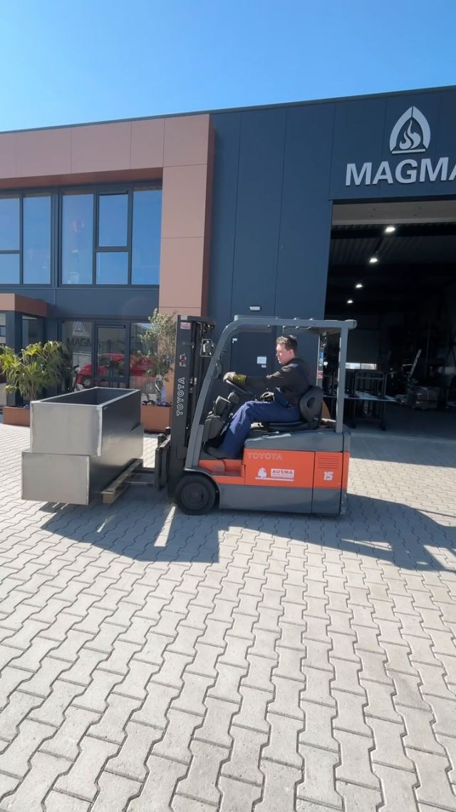 🎶Het is vandaag bakkendag😉
We weten dat de zon gaat schijnen,
We maken bakken strak van staal,
Voor mensen die hun tuin verfraaien.
De slijptol zingt, de vonken vliegen,
Een werkplaats vol met goede zin,
We lassen door tot in de avond,
Want elke bak krijgt zijn eigen tint🎶. 

Of je nu op zoek bent naar een stoere eyecatcher voor je tuin, een stijlvolle bak voor op je terras, of een industriële touch voor binnen—wij hebben de perfecte bak voor jouw groene plannen🌱

Staal, stijl & karakter.
Op bakkendag komt alles samen😉