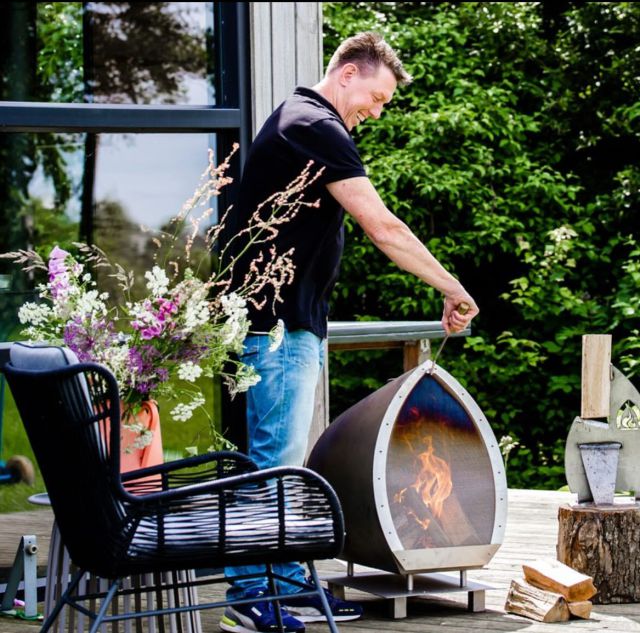 🔥 Vaderdag komt eraan! 🔥
Tijd om het vuur aan te wakkeren voor de man die altijd voor je klaarstaat.
Of het nu gaat om de BBQ-meester, de kampvuurverteller of gewoon de warme rots in de branding! Laat voelen hoe vurig je waardering is. ❤️‍🔥
Geef hem Magma 🔥
#Vaderdag #MagmaTuinhaard #VuurVoorPapa