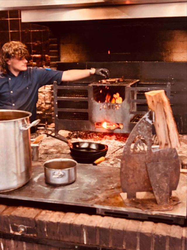 🔥 Wanneer grillmeesters vuur maken met jouw houtklover… én je daarna zelf mag proeven 😋

Het keukenteam van @jamesdrachten gebruikt onze Magma houtklover om hout te kloven voor hun braai.l in de prachtige open keuken. 

Van gloeiend hout naar perfect gebakken vlees, dat zie (én proef) je.

Gisteren zelf genoten van een heerlijke avond daar. 
Een absolute aanrader! 🥩 🍺🔥