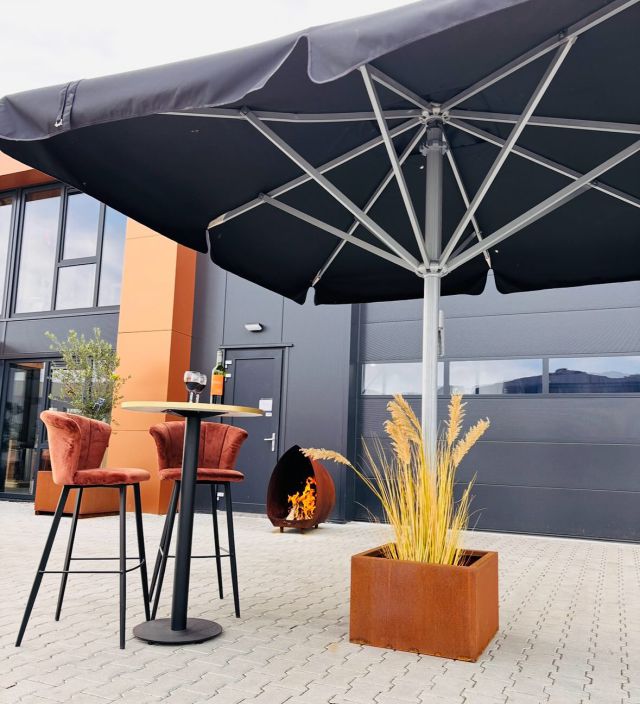 ☀️ Zomers weer? Tijd voor schaduw – maar dan wél stijlvol!

Onze verrijdbare plantenbak is niet alleen ideaal voor je planten 🪴 , maar ook perfect als parasolvoet⛱️
✔️ Stevig
✔️ Makkelijk te verplaatsen
✔️ En verkrijgbaar in cortenstaal of zwart gecoat staal

#zomer #parasol #plantenbak #tuininspiratie #cortenstaal #buitenleven