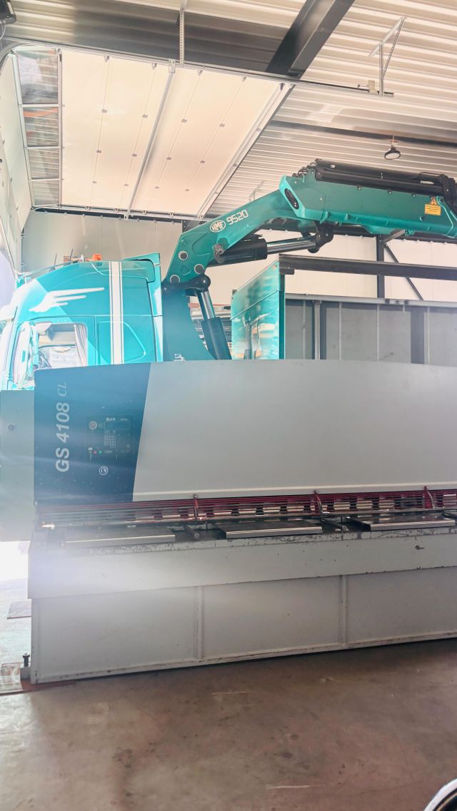 🔧 Uitbreiding van ons machinepark! 🔧

Sinds vandaag zijn wij trotse eigenaar van een knipbank / plaatschaar! 💪

Met deze nieuwe aanwinst kunnen wij platen tot 4 meter lengte en 8 mm dikte moeiteloos knippen. 

Dus vanaf nu knippen we de platen voor onze plantenbakken zelf! 💪🌿

Een mooie stap vooruit!

🛠️ Wij staan open voor nieuwe knip opdrachten! Neem gerust contact met ons op😉